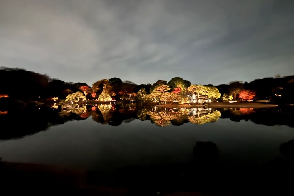 六義園の紅葉「大泉水」